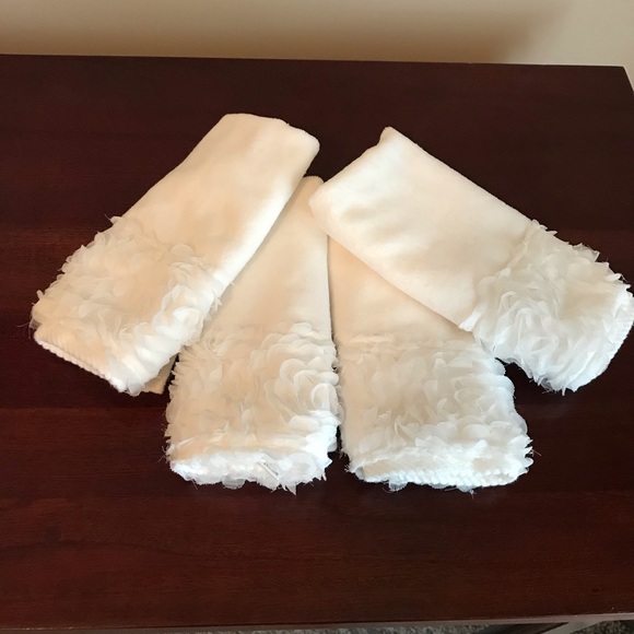 Croscill Bath Nwt Croscill Set Of 4 White Fingertip Towels Poshmark